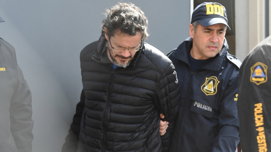 La frialdad ante el 911, un celular “tildado”, el control remoto y : las aclaraciones del presunto parricida
