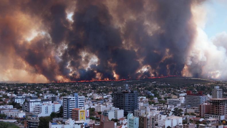 Focos de incendio en Córdoba: el fuego avanza hacia las viviendas
