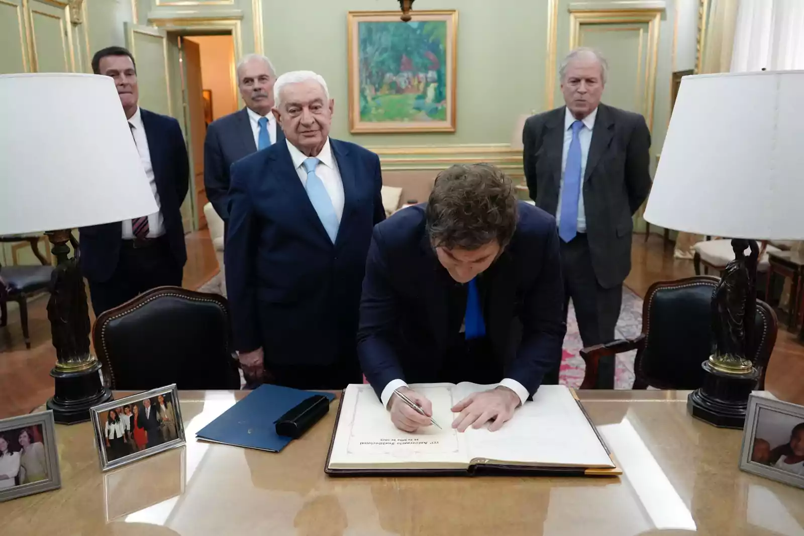 Javier Milei: Veto a Leyes que Amenacen el Equilibrio Fiscal