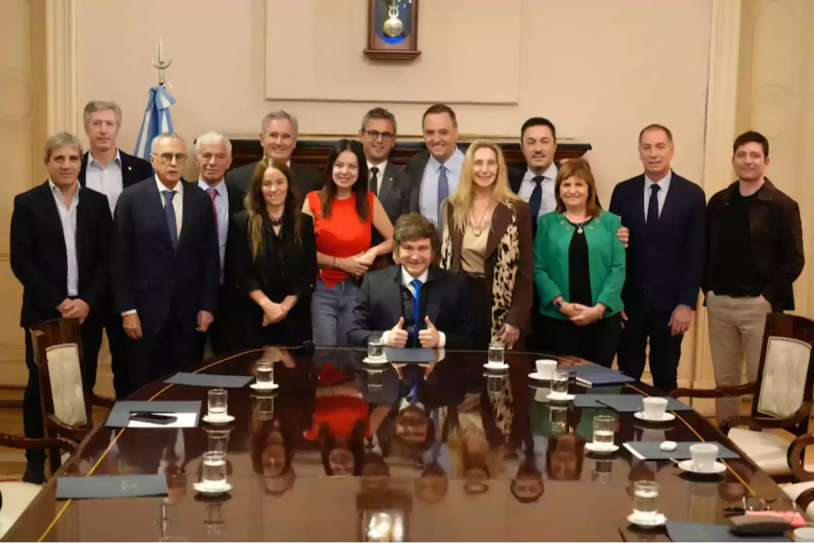 Javier Milei Convoca a Su Nuevo Gabinete para Iniciar la Segunda Etapa de Gobierno.