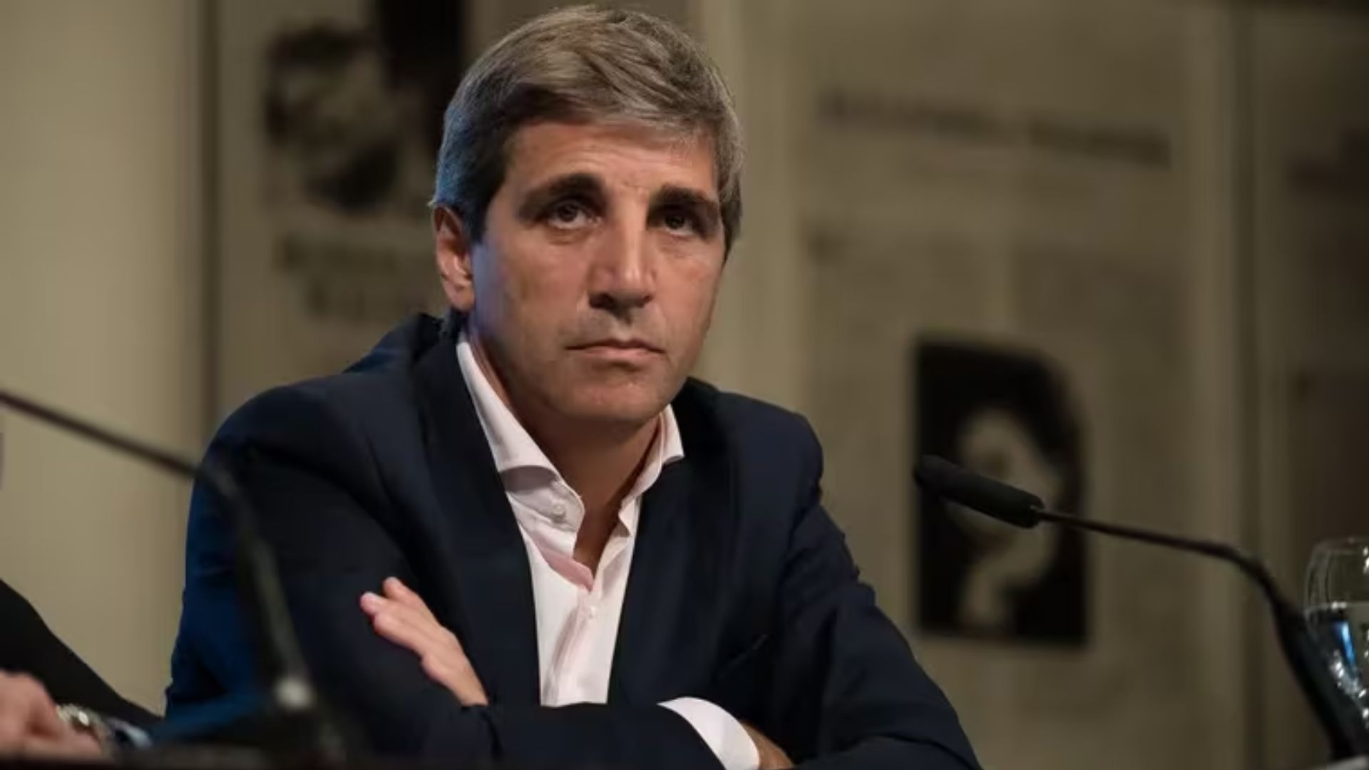 Luis Caputo defiende el tipo de cambio y desmiente el atraso del dólar.