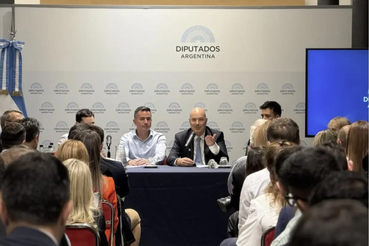 Sturzenegger presenta propuestas del Consejo de Mayo a diputados de LLA y fomenta unidad legislativa.