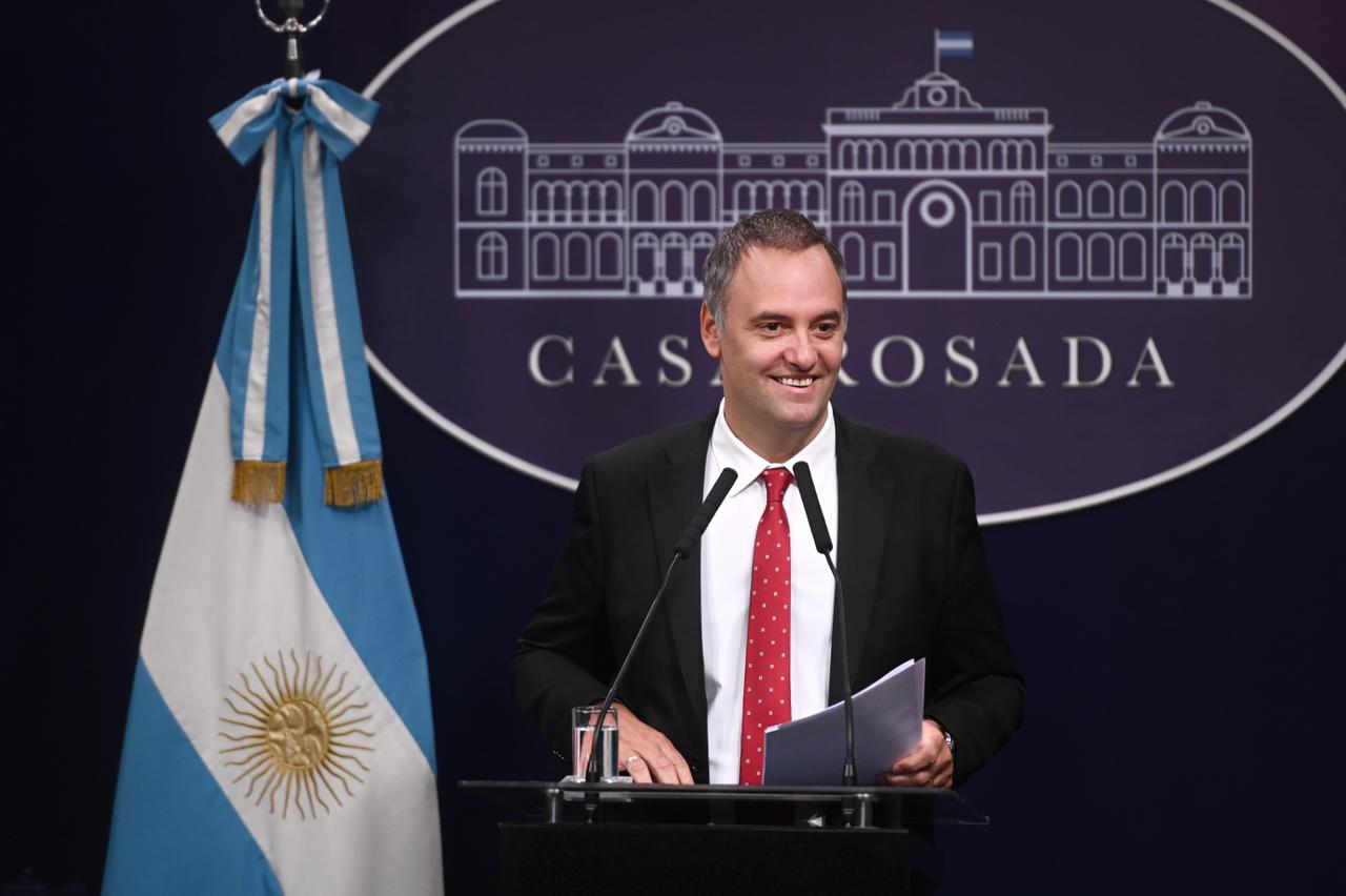 Adorni presenta un plan para fortalecer las Fuerzas Armadas y promover la propiedad privada.