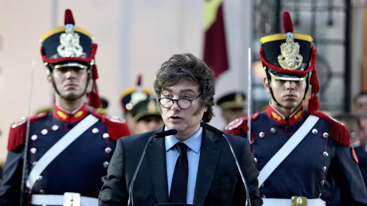 Javier Milei rinde homenaje al Regimiento de Granaderos en su 214° aniversario.