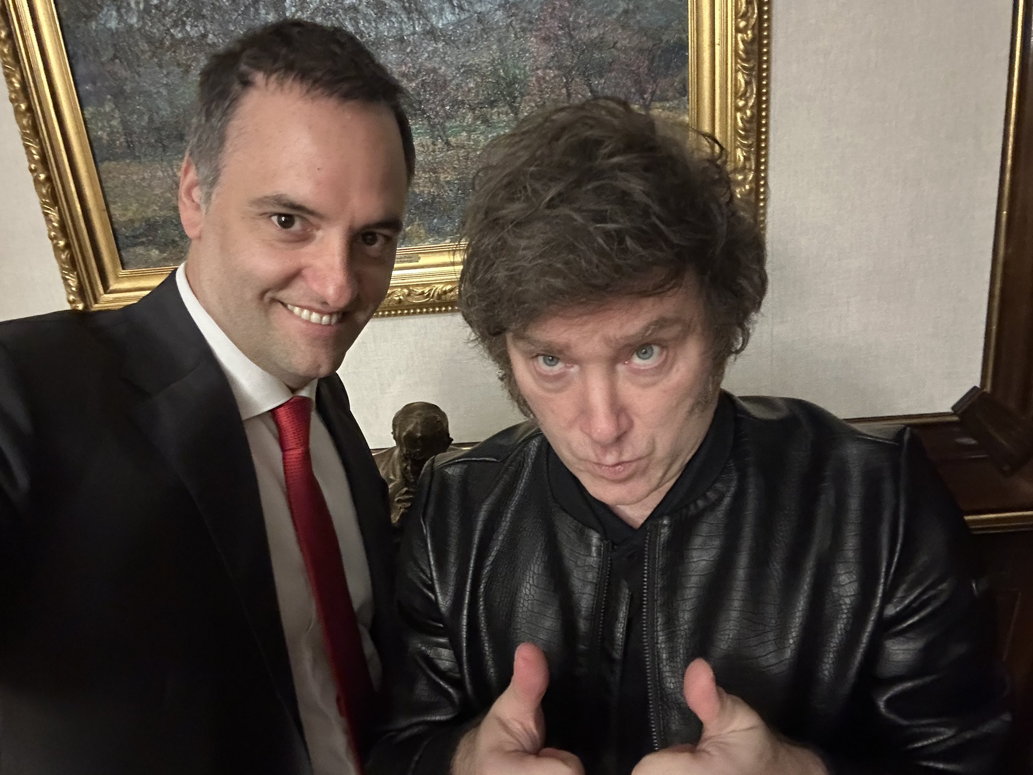 El Gobierno se une en apoyo a Manuel Adorni ante críticas opositoras.