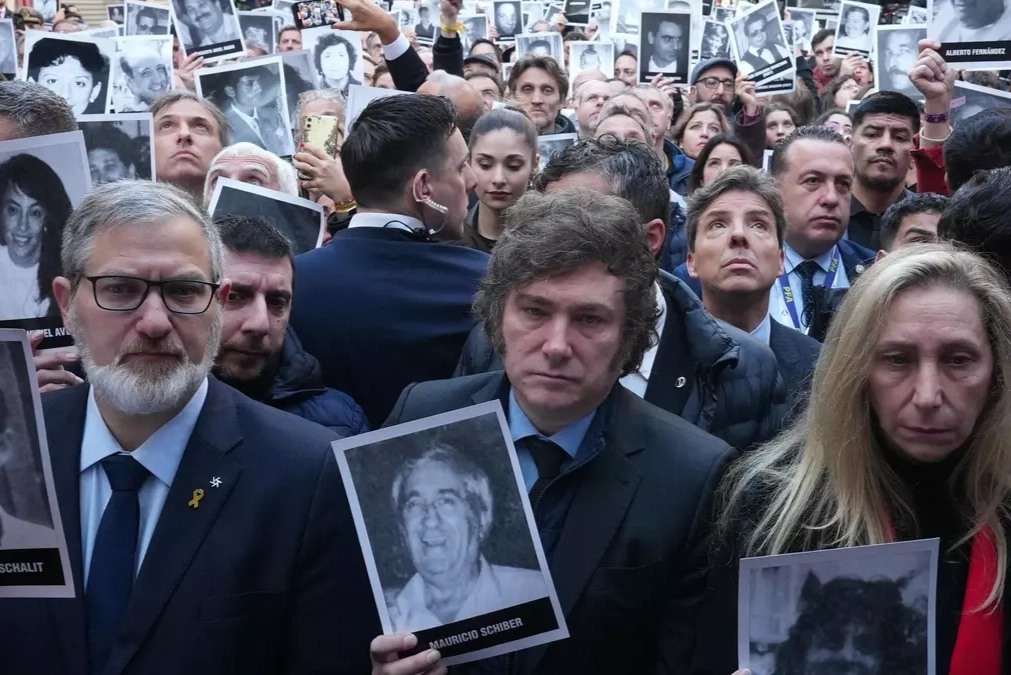Irán denuncia a Milei por sus críticas sobre el terrorismo y amenaza con respuestas a la Argentina.