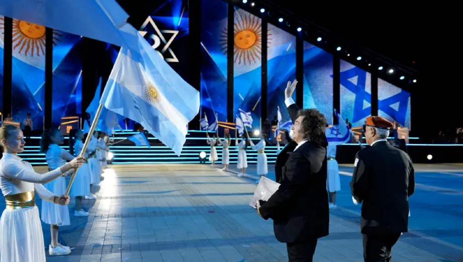 Milei celebra el aniversario de la independencia de Israel y enciende una antorcha.