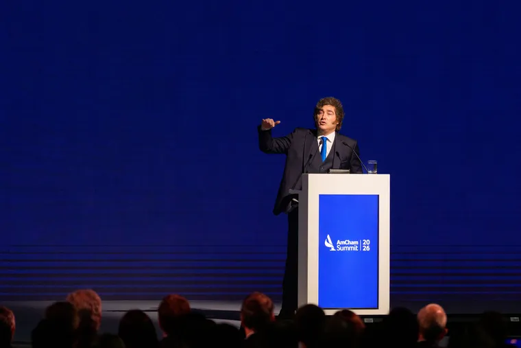 Javier Milei aborda la inflación en el AmCham Summit 2026.