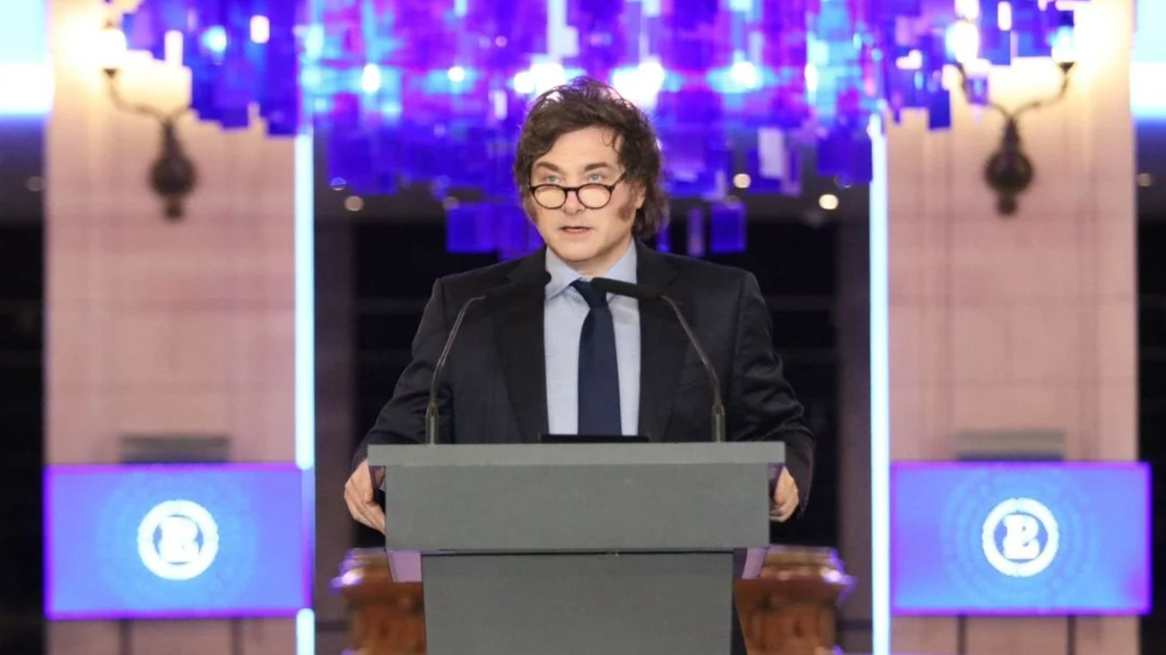 Milei defiende su gestión económica y critica al Keynesianismo en el Palacio de la Libertad.