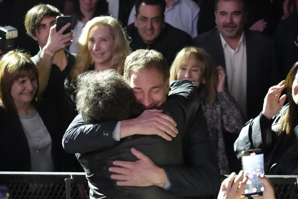 Milei defiende a Adorni, confirma que deja YPF y potencia el rol político de Santilli en la Jefatura de Gabinete.