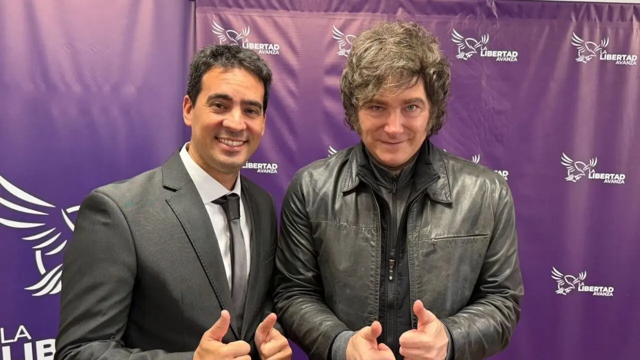 Milei relanza la batalla cultural y presenta a Adrián Ravier como la nueva voz del Gobierno.