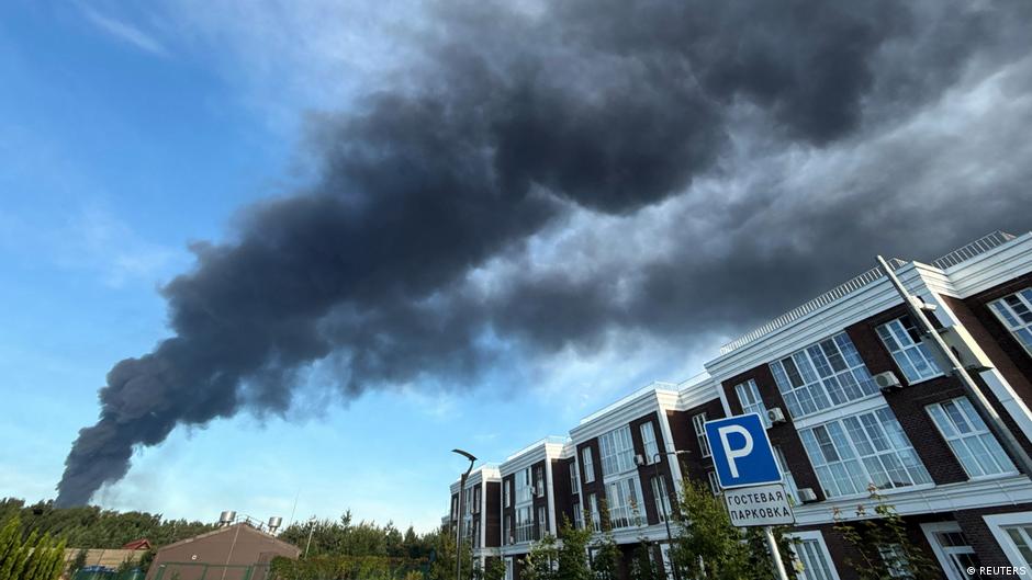 Ucrania lanza ataque masivo contra Moscú e incendia instalaciones