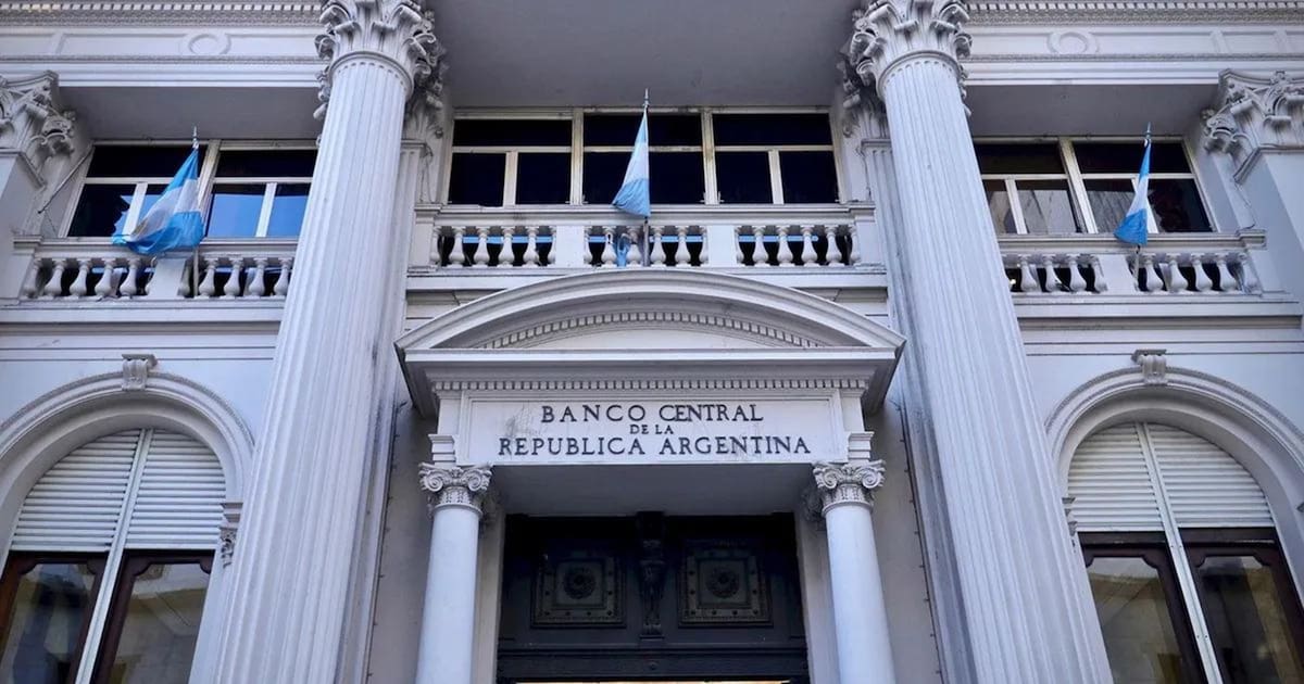 Milei enfrenta críticas de ex presidentes del BCRA por reforma de Carta Orgánica