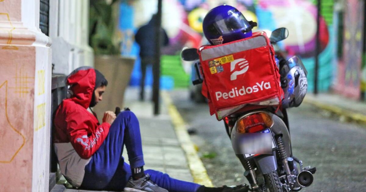 Repartidores de plataformas digitales contraen deudas laborales
