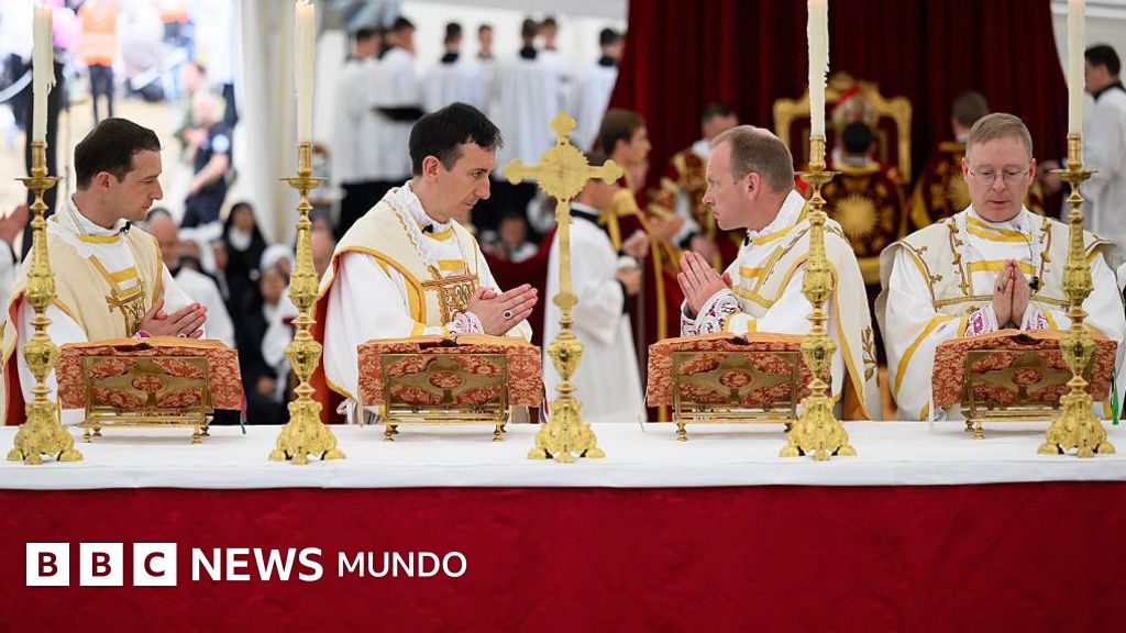 Vaticano excomulga a obispos lefebvrianos y advierte a sus seguidores