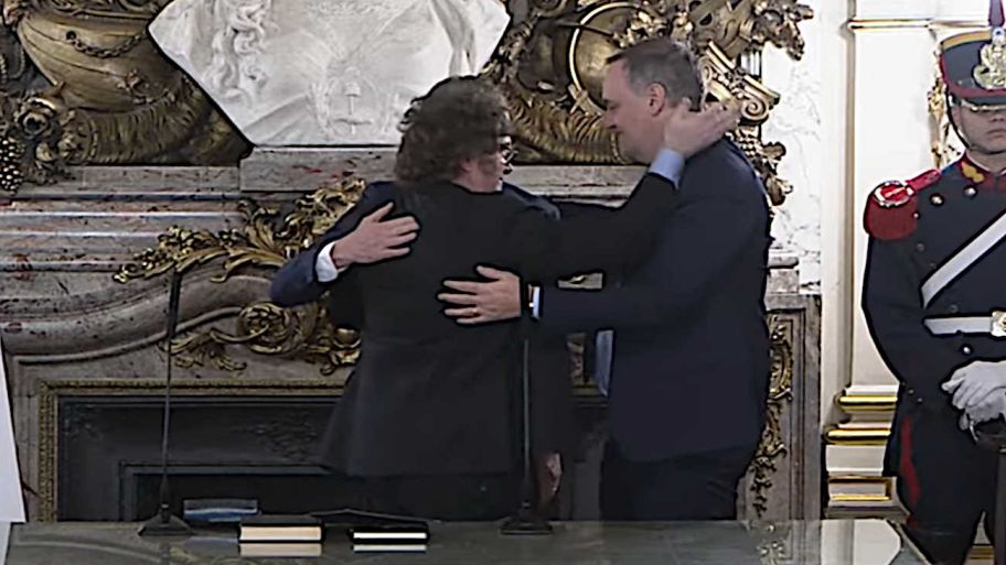 Milei juró a Santilli como nuevo jefe de Gabinete.