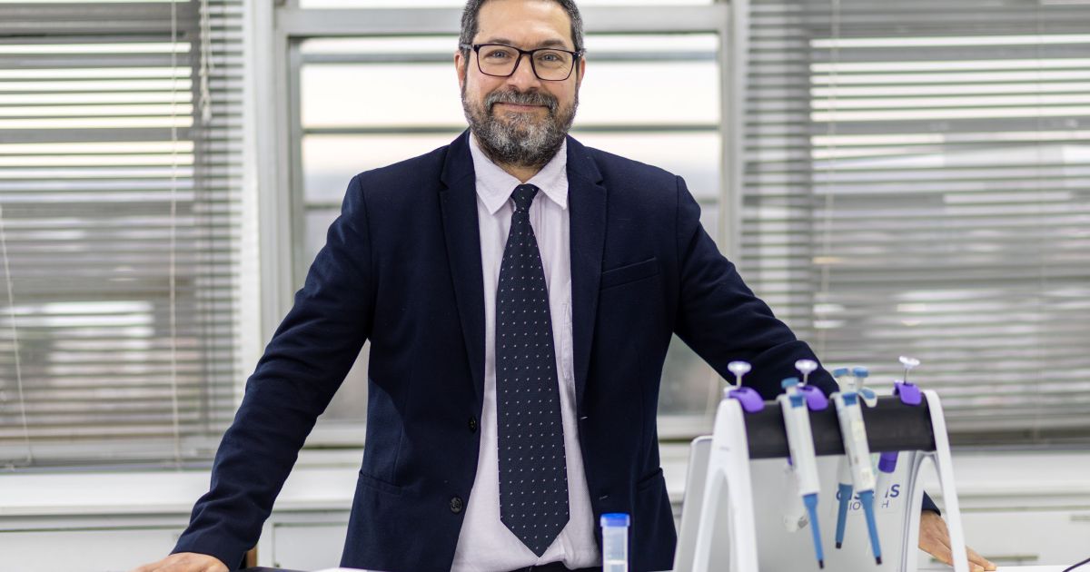 Omar Azzaroni recibe Premio Fundación Bunge y Born 2026