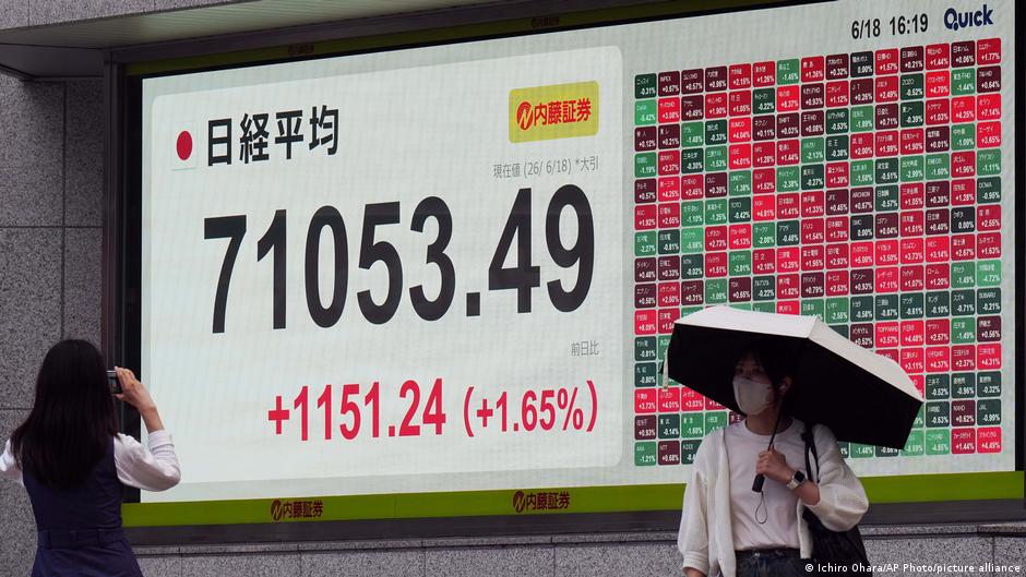 Japón y Estados Unidos intervienen para frenar caída del yen