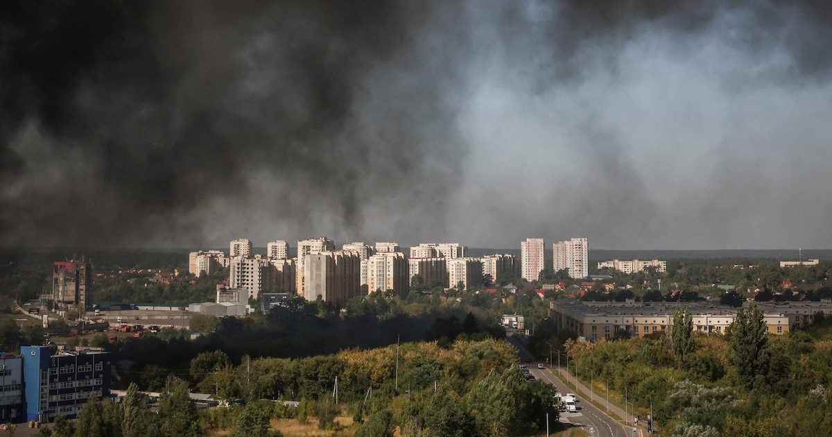 Rusia ataca almacén en Ucrania: 27 muertos y 42 heridos