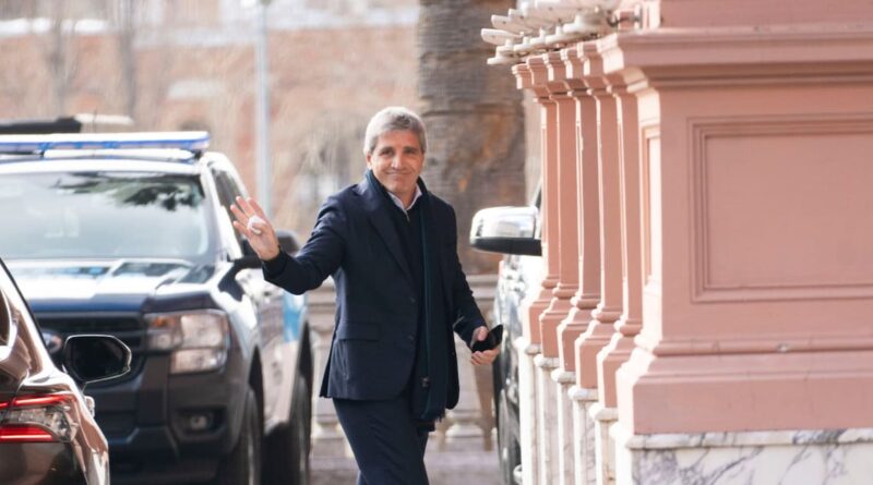 Caputo anuncia medidas económicas y créditos del FGS