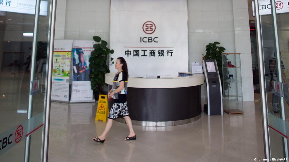 China inyecta 54 mil millones en bancos y seguros