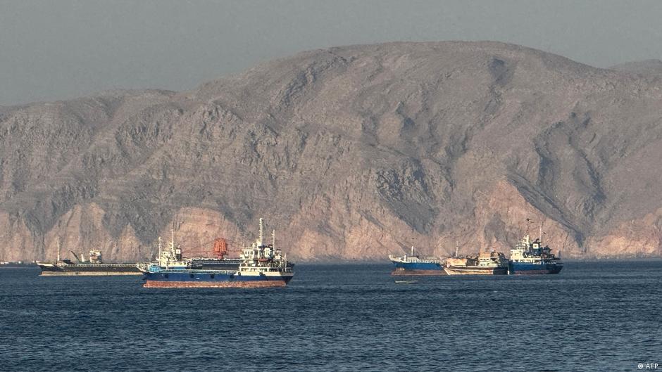 Petróleo sube a 100 dólares por ataques en Ormuz