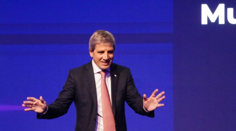 Caputo anticipa reducción de impuestos y reforma tributaria
