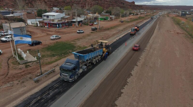 Asfaltan ruta de acceso a Anelo en Vaca Muerta