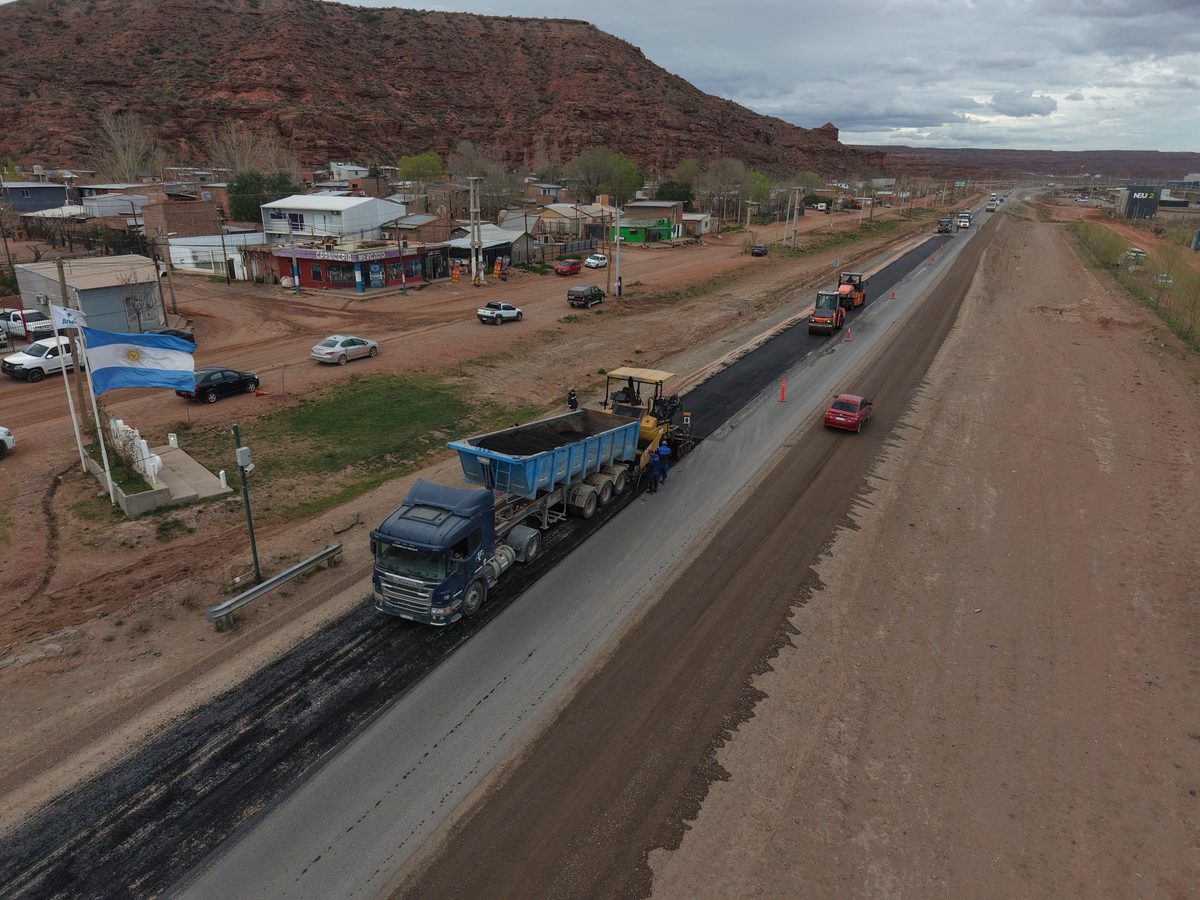 Asfaltan ruta de acceso a Anelo en Vaca Muerta