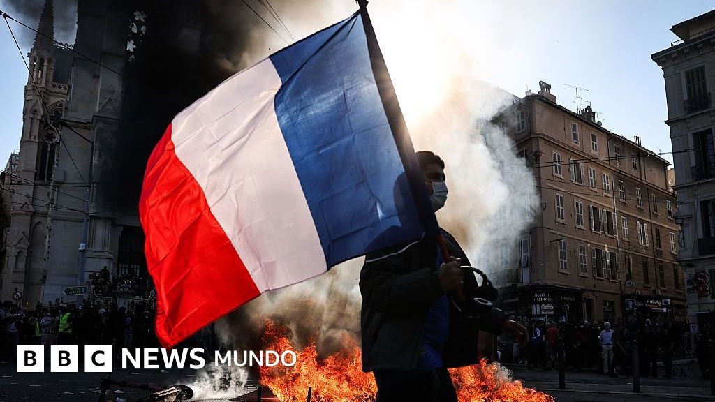 Francia enfrenta crisis de deuda con efecto bola de nieve
