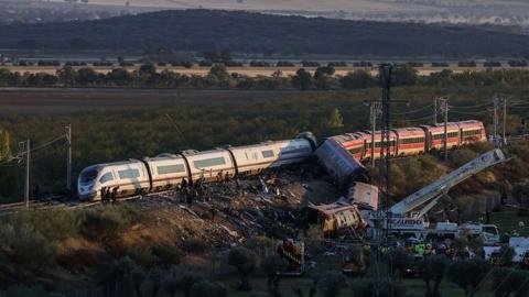 España: 68 muertos en choque de trenes de alta velocidad