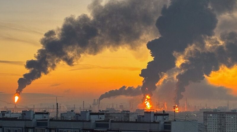 Ucrania reanuda bombardeos a refinerías rusas y avanza hacia Moscú