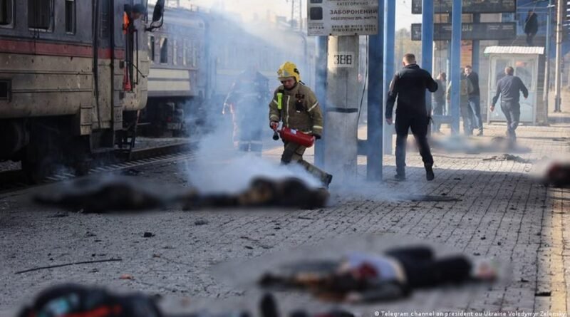 Ataque ruso con dron en Ucrania deja 14 muertos en estación