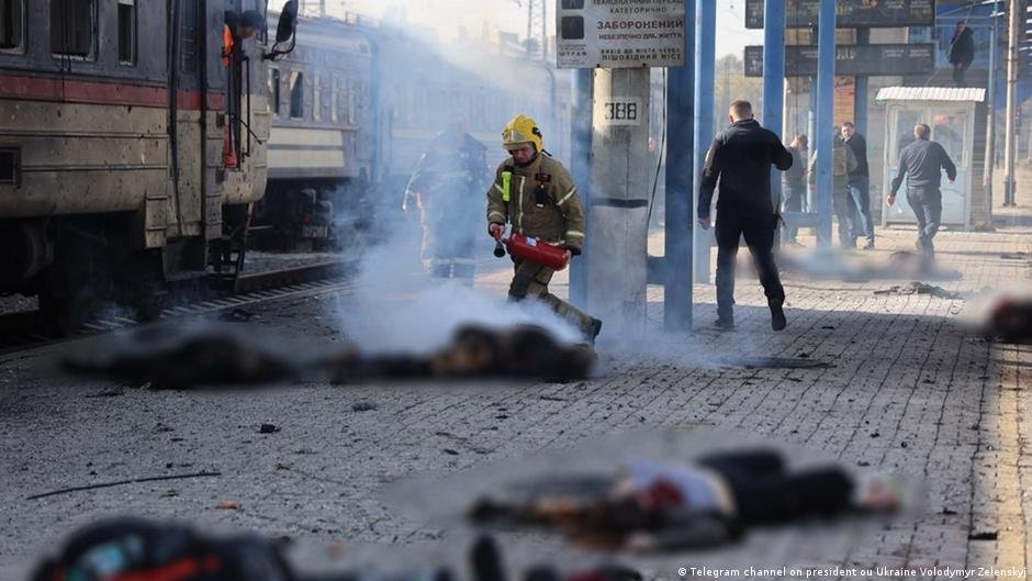 Ataque ruso con dron en Ucrania deja 14 muertos en estación