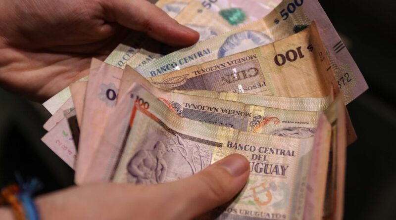 Uruguay desalienta ahorro en dólares para fortalecer moneda local
