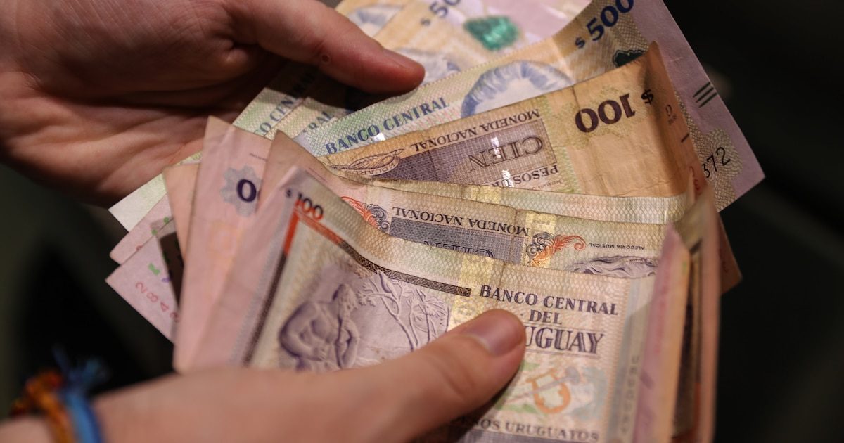 Uruguay desalienta ahorro en dólares para fortalecer moneda local