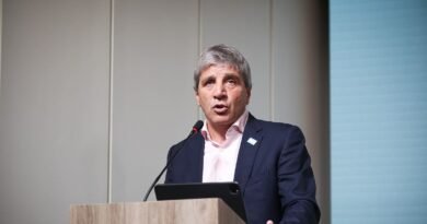 Caputo promete excedente fiscal 2027 sin refinanciar deuda externa