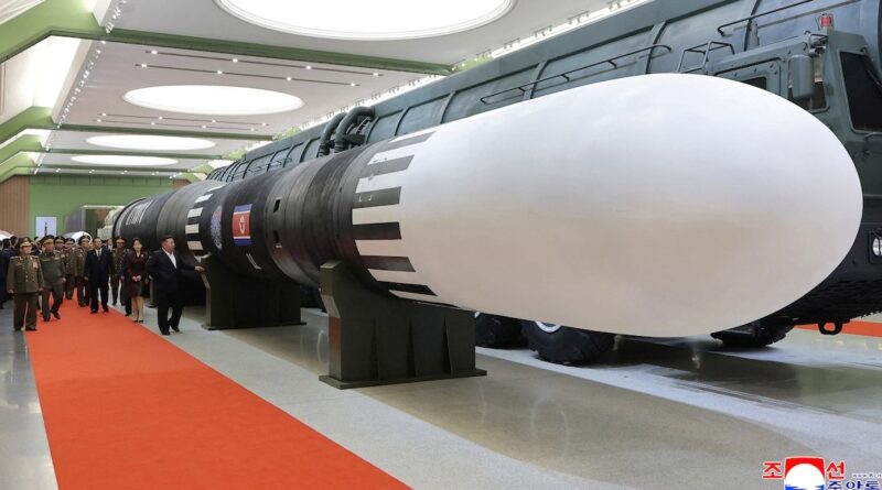 Corea del Norte exhibe misil Hwasong-20 con alcance a Estados Unidos