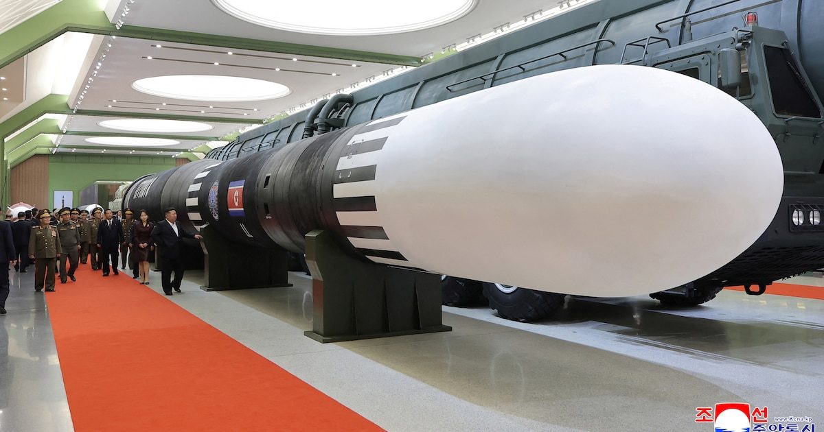Corea del Norte exhibe misil Hwasong-20 con alcance a Estados Unidos